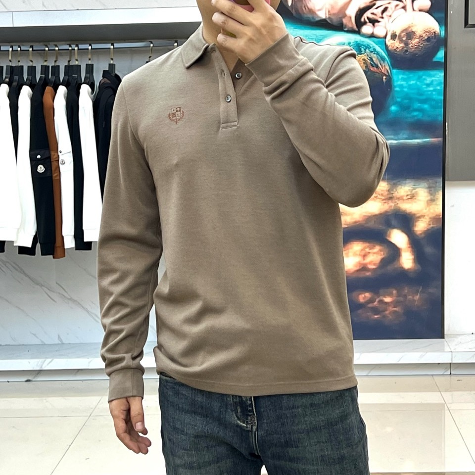Loro Piana 2025秋冬男士长袖Polo衫，简约翻领设计搭配三粒天然材质纽扣，左胸处精致品牌刺