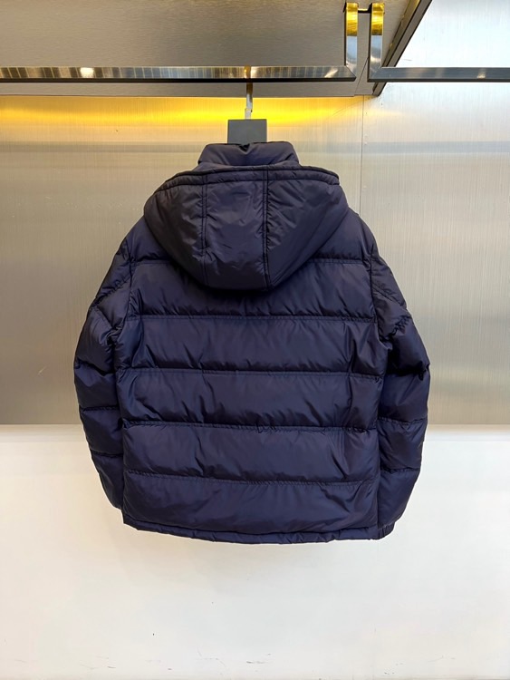 Prad普拉达、2025秋冬新品男士羽绒服，以深邃藏青色演绎现代都市的摩登型格。这件外套采用经典的箱型轮