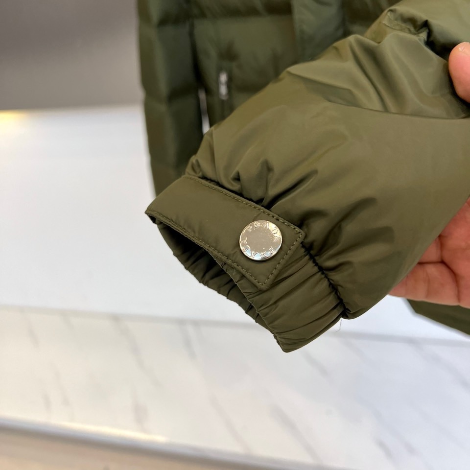 Prad普拉达、2025秋冬新品男士羽绒服，以深邃藏青色演绎现代都市的摩登型格。这件外套采用经典的箱型轮