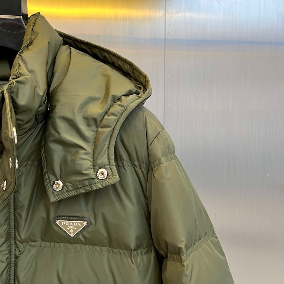 Prad普拉达、2025秋冬新品男士羽绒服，以深邃藏青色演绎现代都市的摩登型格。这件外套采用经典的箱型轮