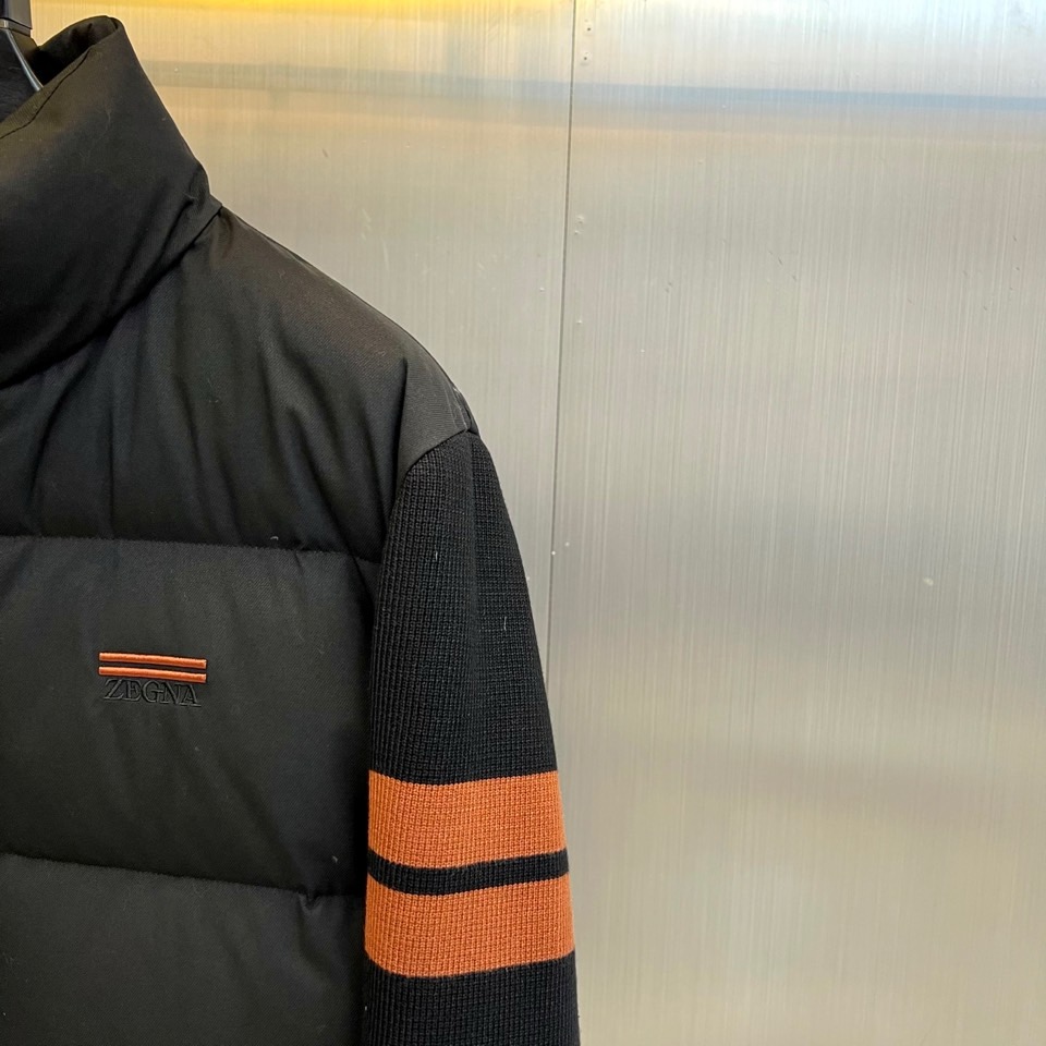 Zegna杰尼亚（羊毛+鹅绒）、2025秋冬新款羽绒服夹克外套。以温润的浅卡其色演绎意式优雅。挺立立领与