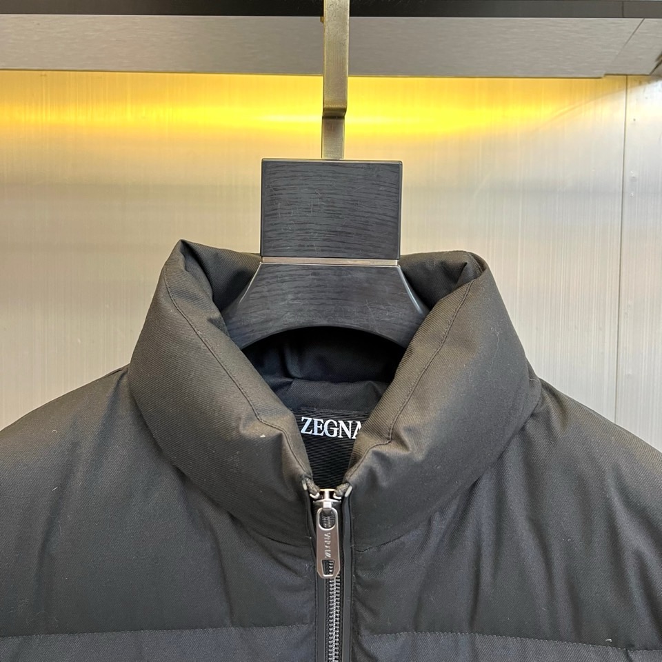Zegna杰尼亚（羊毛+鹅绒）、2025秋冬新款羽绒服夹克外套。以温润的浅卡其色演绎意式优雅。挺立立领与