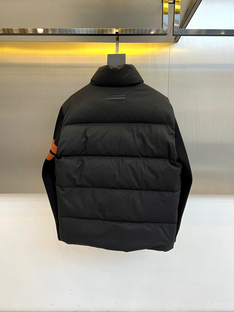 Zegna杰尼亚（羊毛+鹅绒）、2025秋冬新款羽绒服夹克外套。以温润的浅卡其色演绎意式优雅。挺立立领与