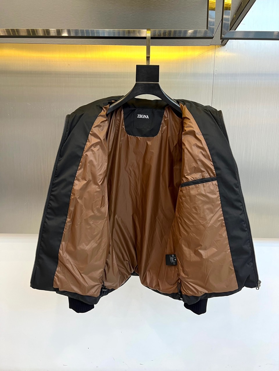 Zegna杰尼亚（羊毛+鹅绒）、2025秋冬新款羽绒服夹克外套。以温润的浅卡其色演绎意式优雅。挺立立领与