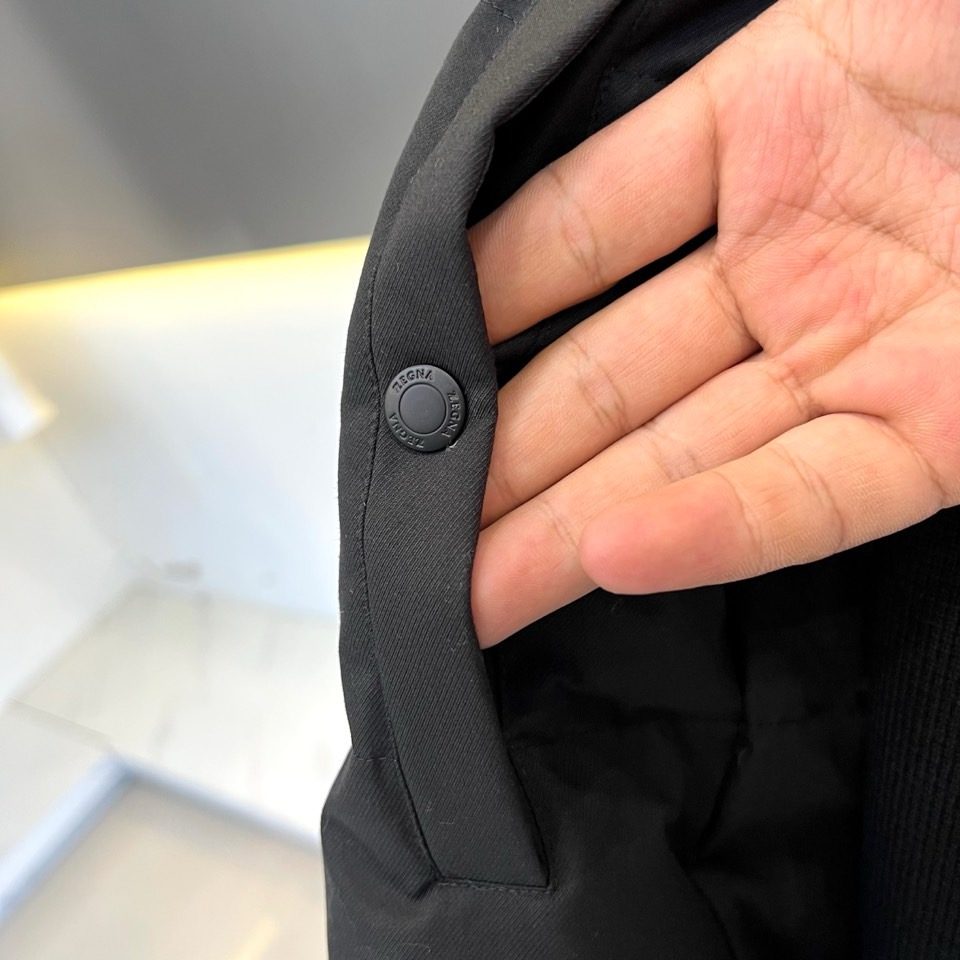 Zegna杰尼亚（羊毛+鹅绒）、2025秋冬新款羽绒服夹克外套。以温润的浅卡其色演绎意式优雅。挺立立领与