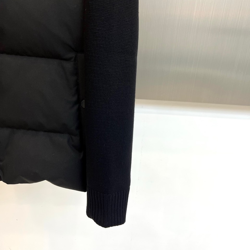 Zegna杰尼亚（羊毛+鹅绒）、2025秋冬新款羽绒服夹克外套。以温润的浅卡其色演绎意式优雅。挺立立领与