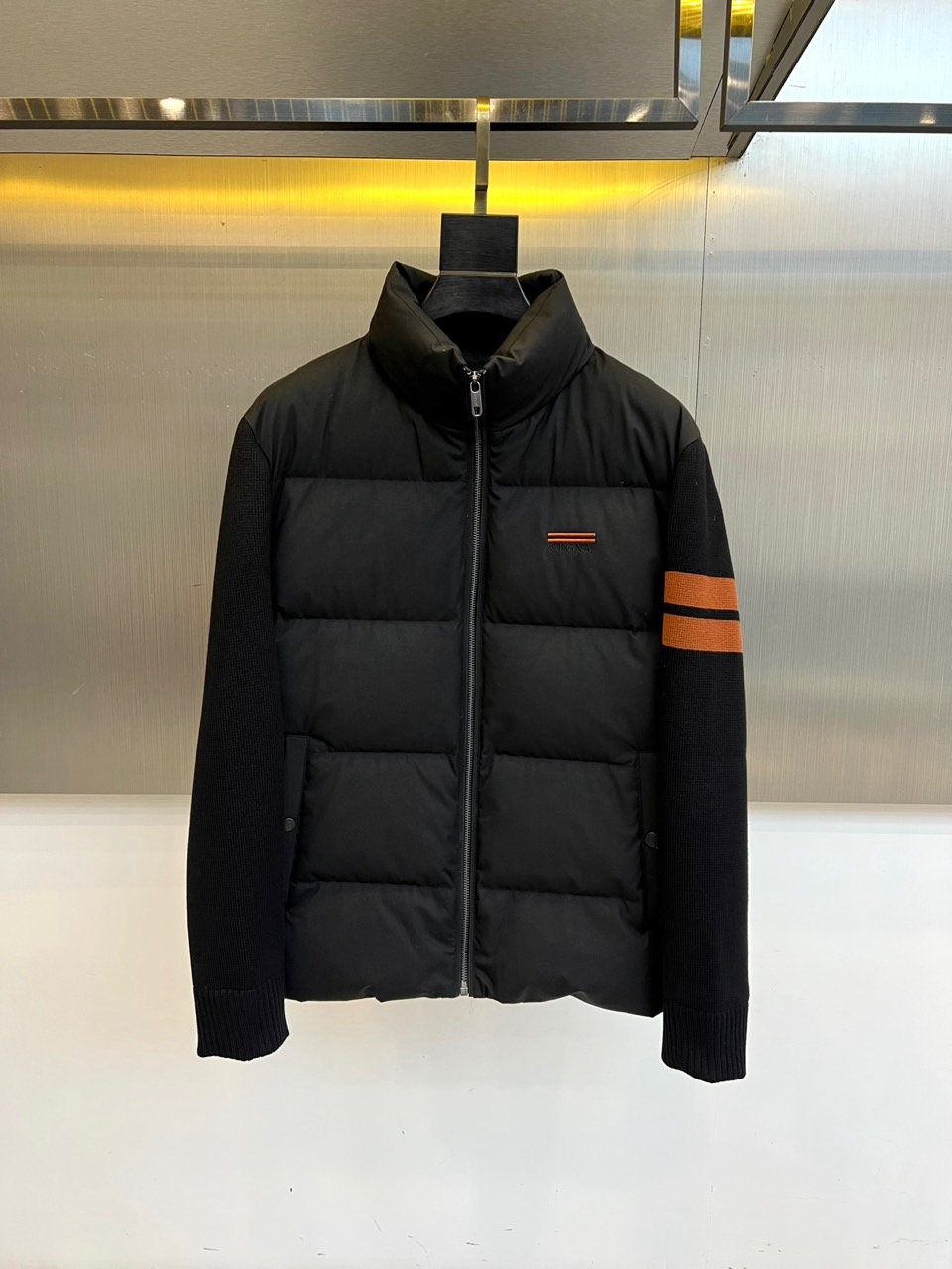 Zegna杰尼亚（羊毛+鹅绒）、2025秋冬新款羽绒服夹克外套。以温润的浅卡其色演绎意式优雅。挺立立领与