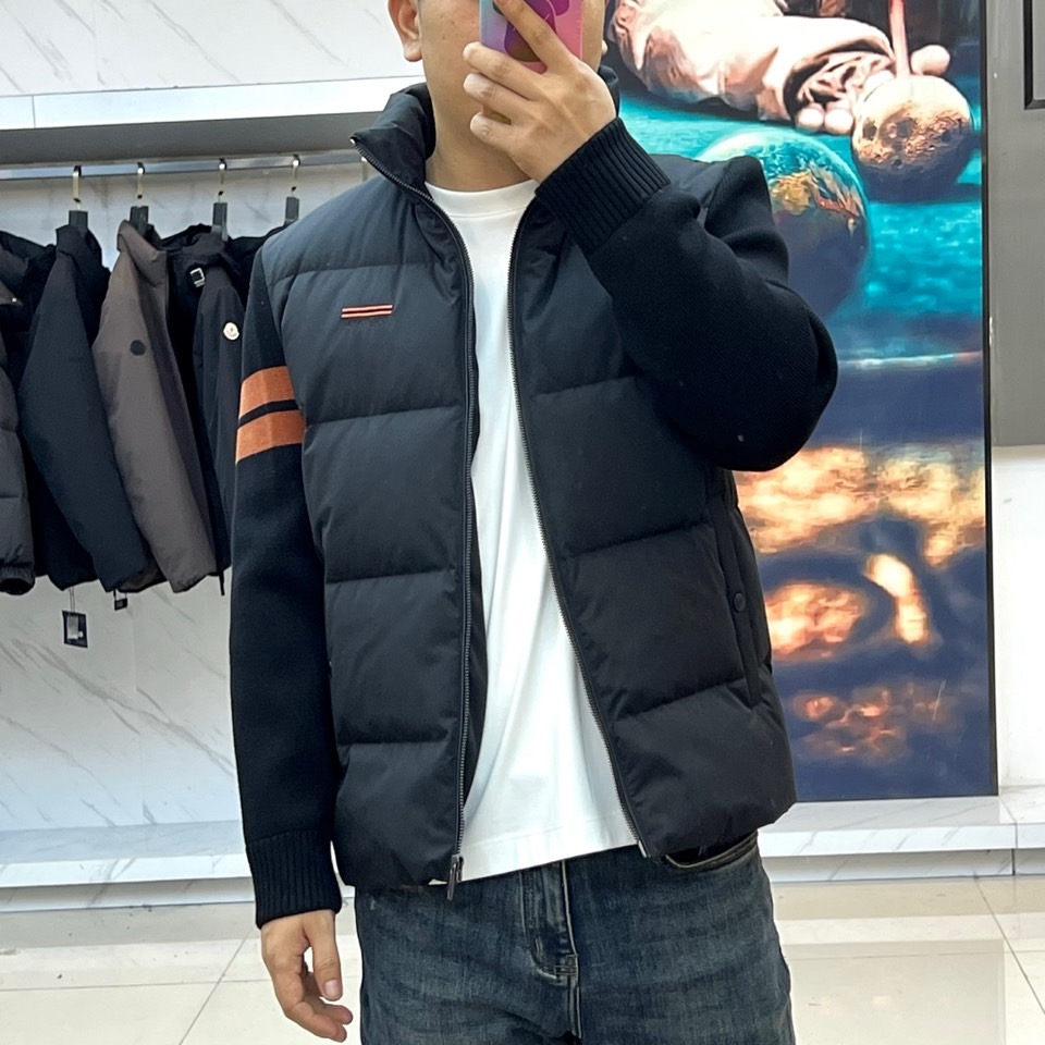 Zegna杰尼亚（羊毛+鹅绒）、2025秋冬新款羽绒服夹克外套。以温润的浅卡其色演绎意式优雅。挺立立领与