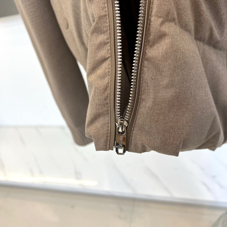 Zegna杰尼亚（羊毛+鹅绒）、2025秋冬新款羽绒服夹克外套。以温润的浅卡其色演绎意式优雅。挺立立领与