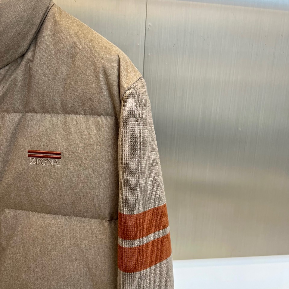 Zegna杰尼亚（羊毛+鹅绒）、2025秋冬新款羽绒服夹克外套。以温润的浅卡其色演绎意式优雅。挺立立领与