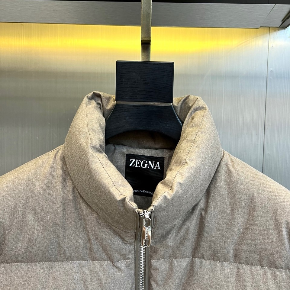 Zegna杰尼亚（羊毛+鹅绒）、2025秋冬新款羽绒服夹克外套。以温润的浅卡其色演绎意式优雅。挺立立领与