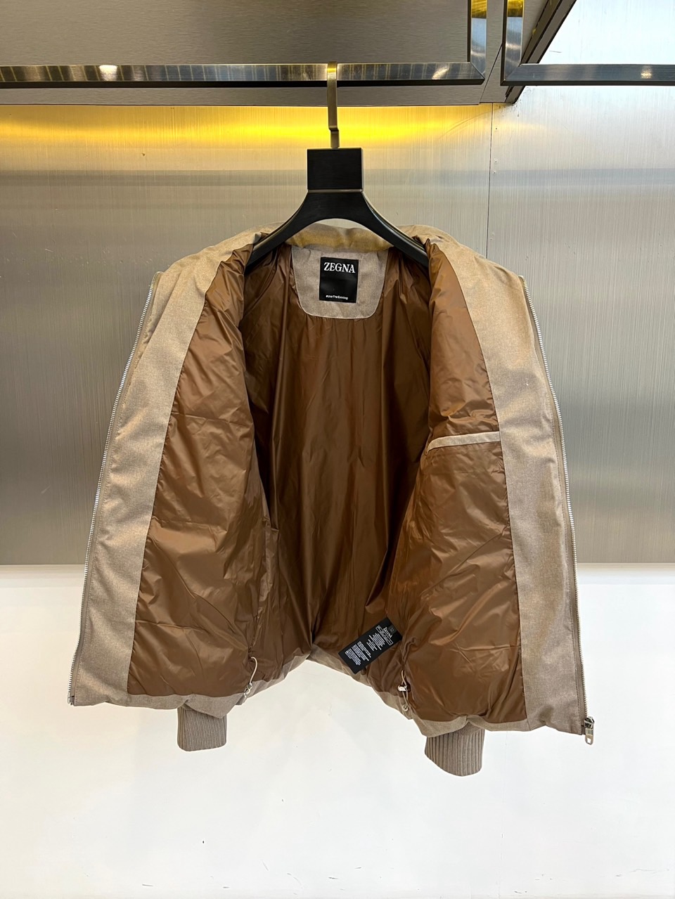 Zegna杰尼亚（羊毛+鹅绒）、2025秋冬新款羽绒服夹克外套。以温润的浅卡其色演绎意式优雅。挺立立领与