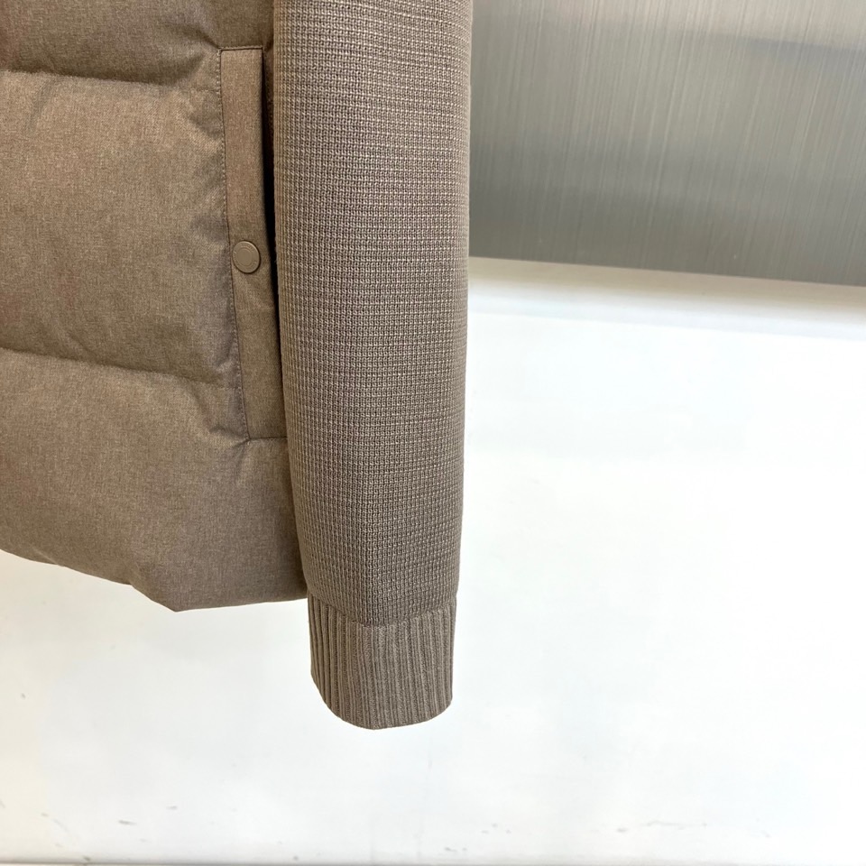 Zegna杰尼亚（羊毛+鹅绒）、2025秋冬新款羽绒服夹克外套。以温润的浅卡其色演绎意式优雅。挺立立领与