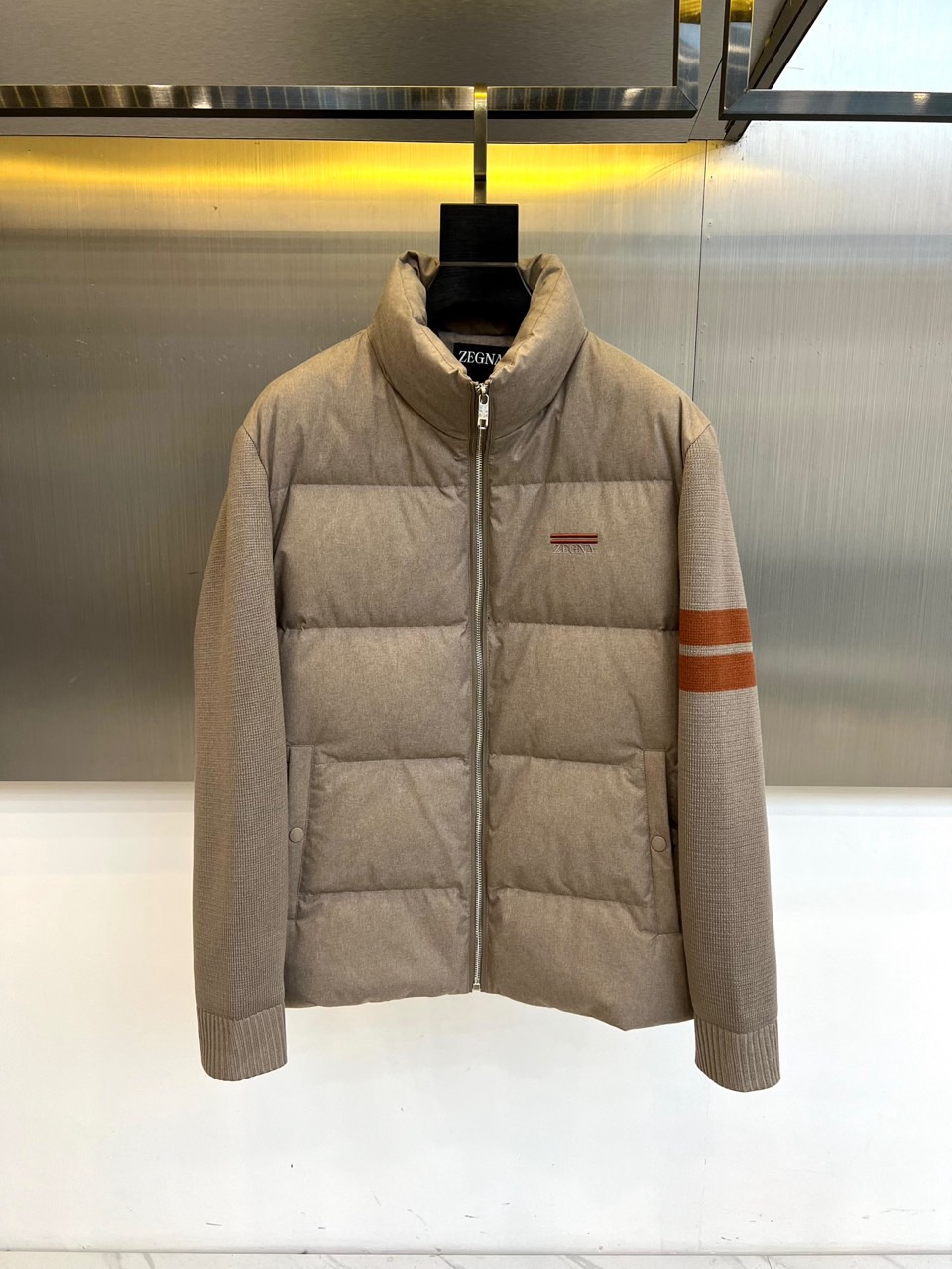 Zegna杰尼亚（羊毛+鹅绒）、2025秋冬新款羽绒服夹克外套。以温润的浅卡其色演绎意式优雅。挺立立领与