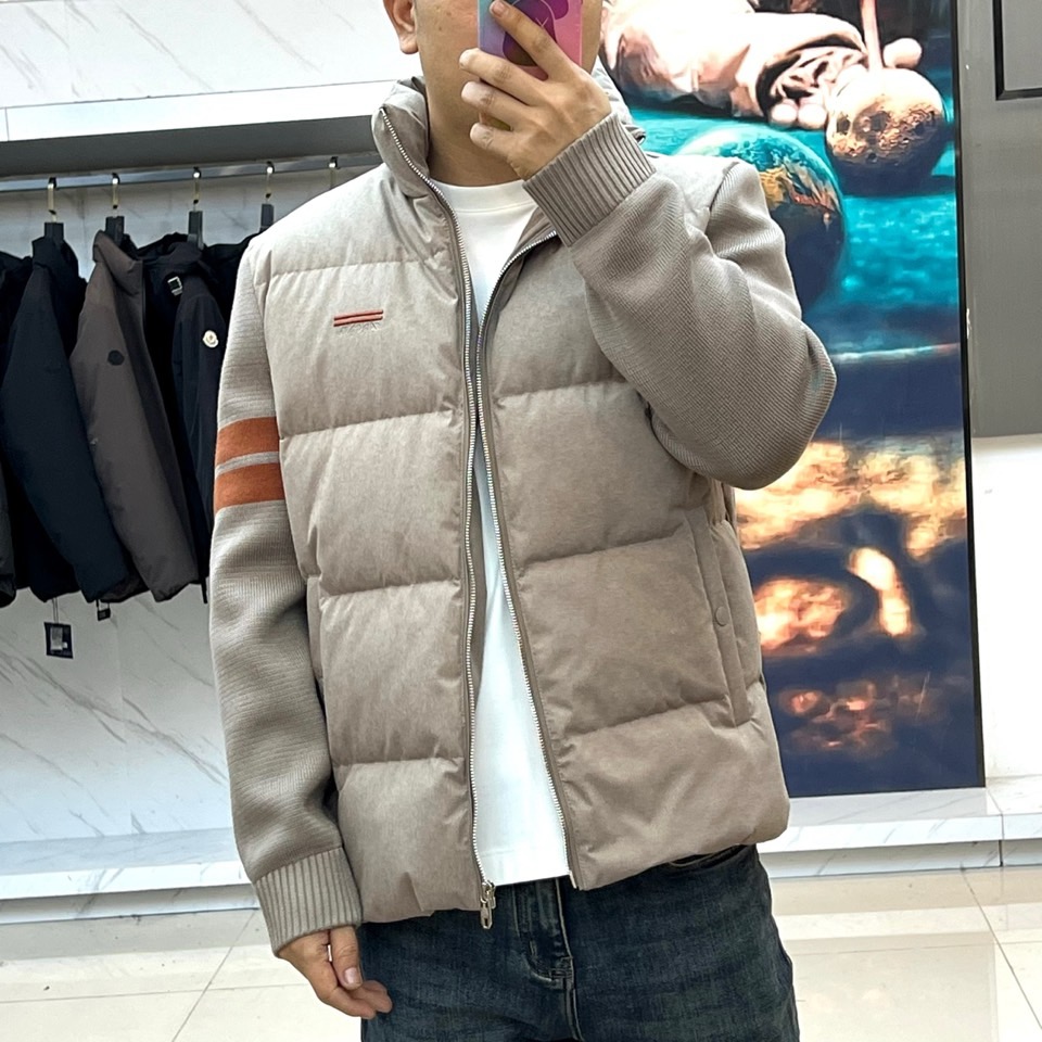 Zegna杰尼亚（羊毛+鹅绒）、2025秋冬新款羽绒服夹克外套。以温润的浅卡其色演绎意式优雅。挺立立领与