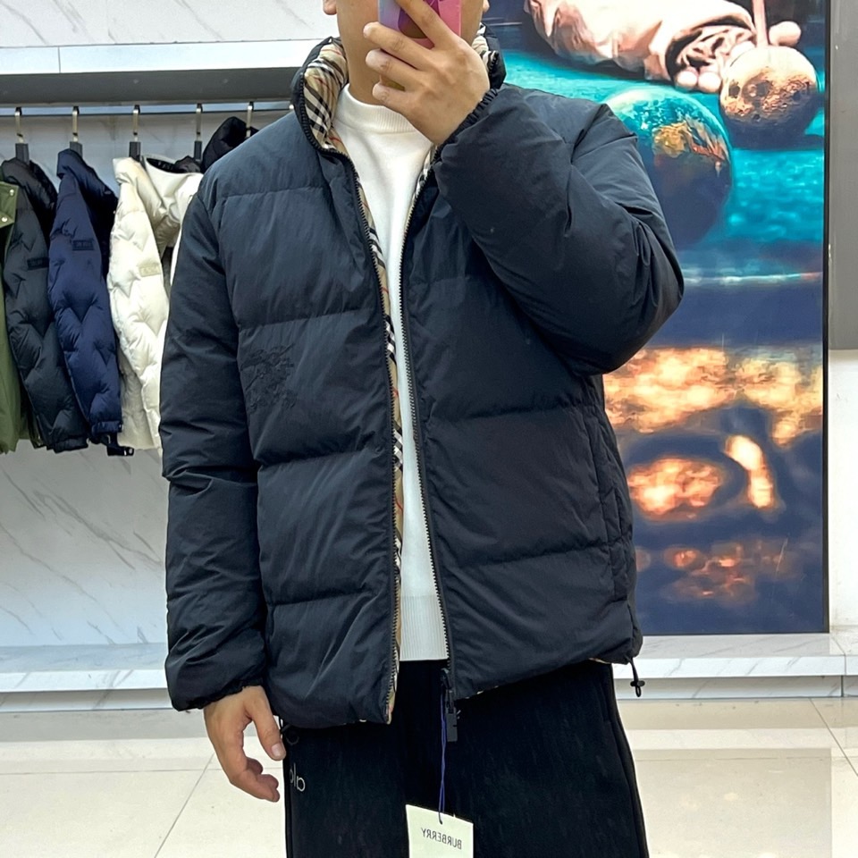 Bur巴宝莉、2025秋冬新品双面穿羽绒服，以创新设计诠释英伦美学的实用主义精神。一款采用纯黑色防风面料