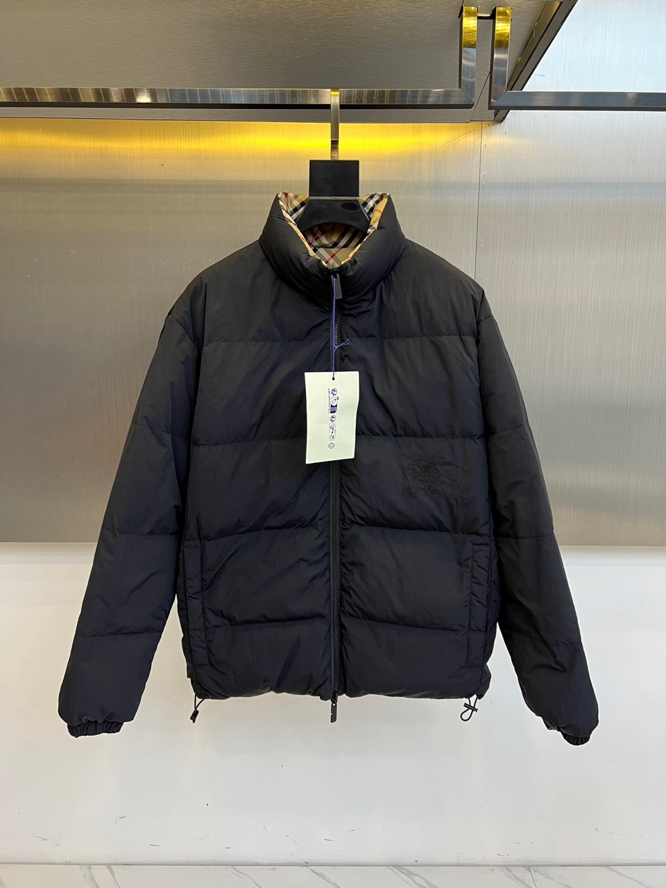 Bur巴宝莉、2025秋冬新品双面穿羽绒服，以创新设计诠释英伦美学的实用主义精神。一款采用纯黑色防风面料