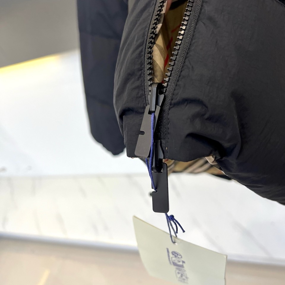 Bur巴宝莉、2025秋冬新品双面穿羽绒服，以创新设计诠释英伦美学的实用主义精神。一款采用纯黑色防风面料