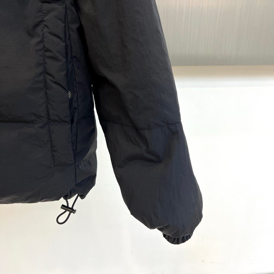 Bur巴宝莉、2025秋冬新品双面穿羽绒服，以创新设计诠释英伦美学的实用主义精神。一款采用纯黑色防风面料