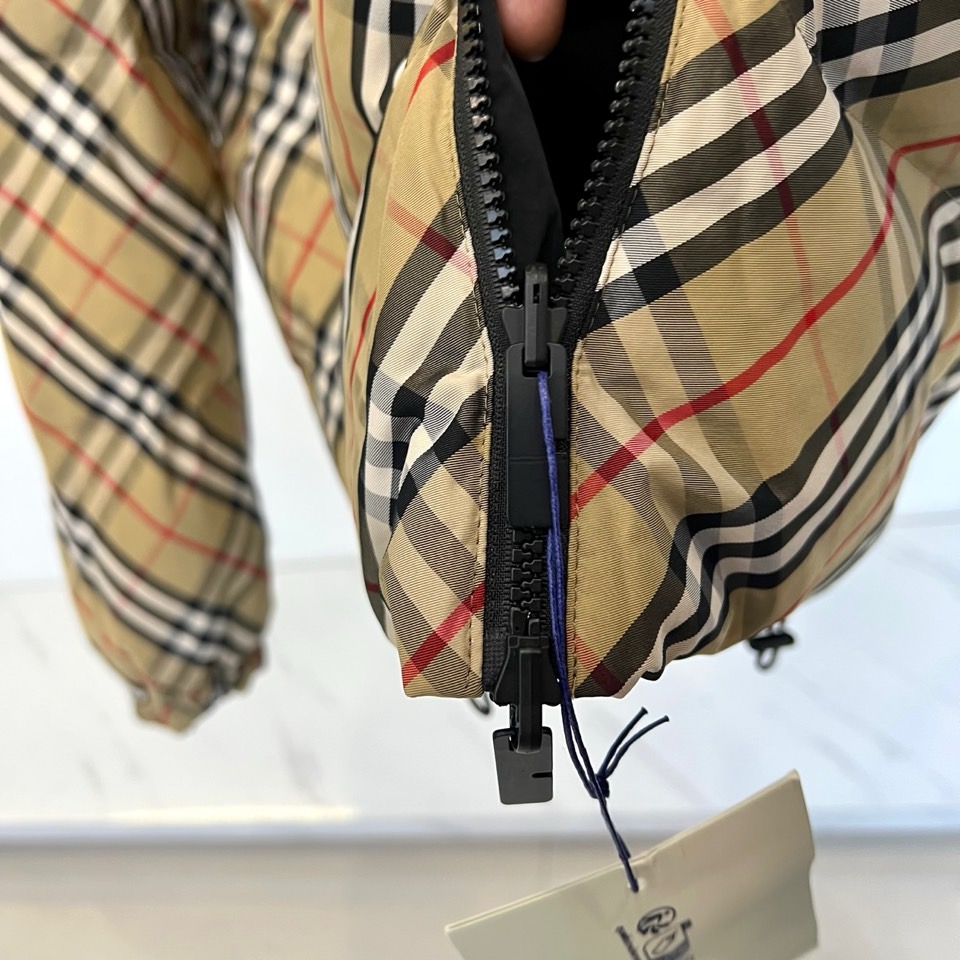 Bur巴宝莉、2025秋冬新品双面穿羽绒服，以创新设计诠释英伦美学的实用主义精神。一款采用纯黑色防风面料