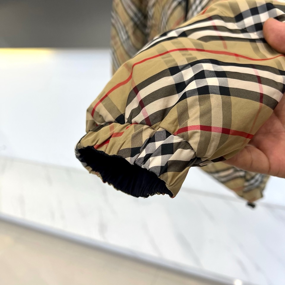 Bur巴宝莉、2025秋冬新品双面穿羽绒服，以创新设计诠释英伦美学的实用主义精神。一款采用纯黑色防风面料