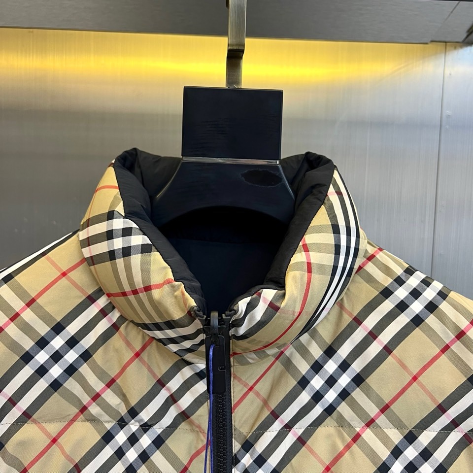 Bur巴宝莉、2025秋冬新品双面穿羽绒服，以创新设计诠释英伦美学的实用主义精神。一款采用纯黑色防风面料