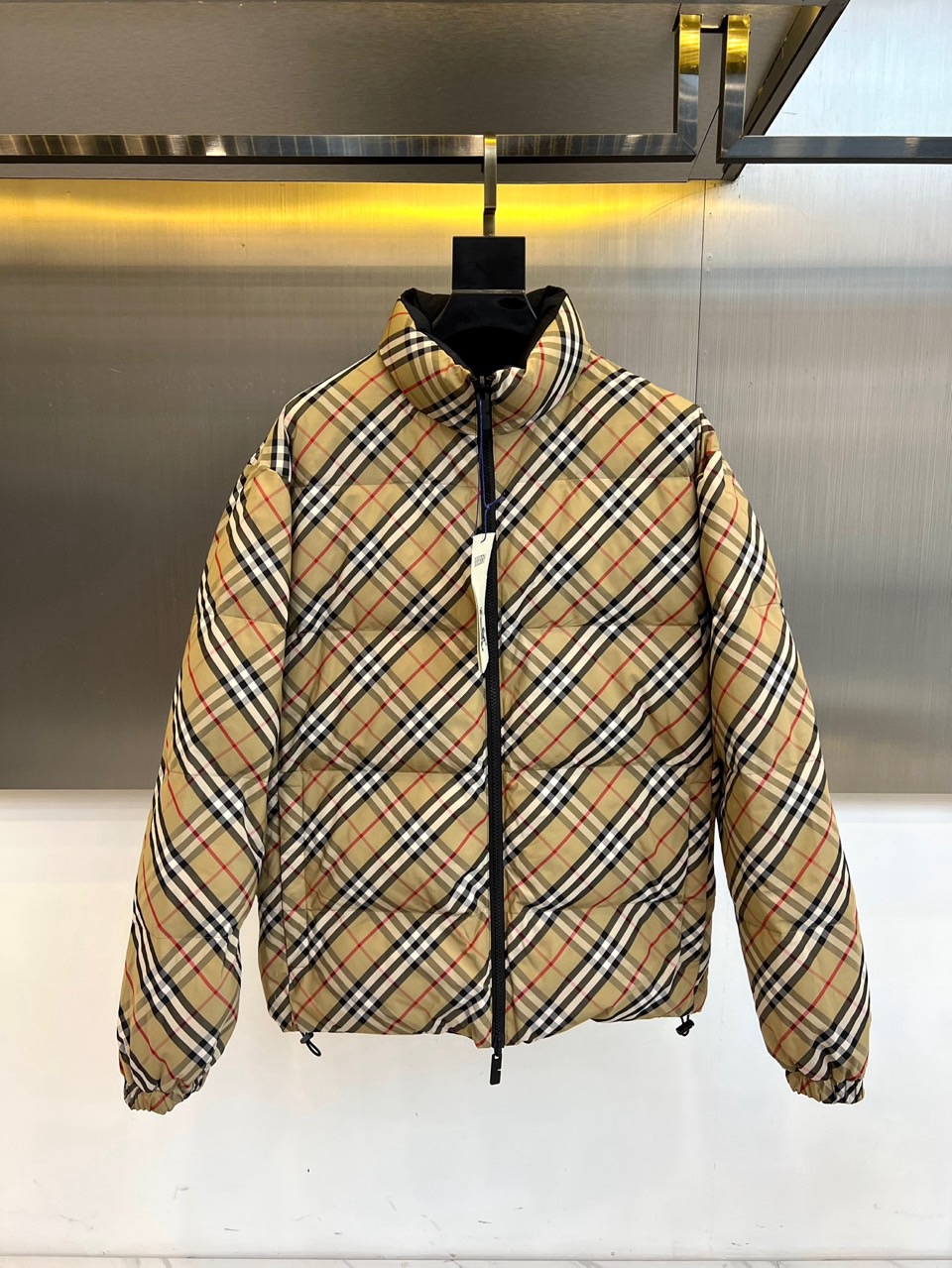 Bur巴宝莉、2025秋冬新品双面穿羽绒服，以创新设计诠释英伦美学的实用主义精神。一款采用纯黑色防风面料