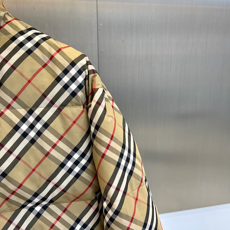 Bur巴宝莉、2025秋冬新品双面穿羽绒服，以创新设计诠释英伦美学的实用主义精神。一款采用纯黑色防风面料