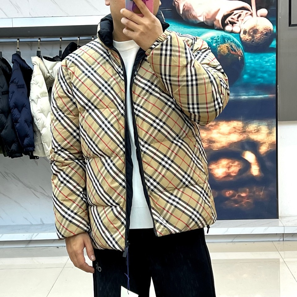 Bur巴宝莉、2025秋冬新品双面穿羽绒服，以创新设计诠释英伦美学的实用主义精神。一款采用纯黑色防风面料