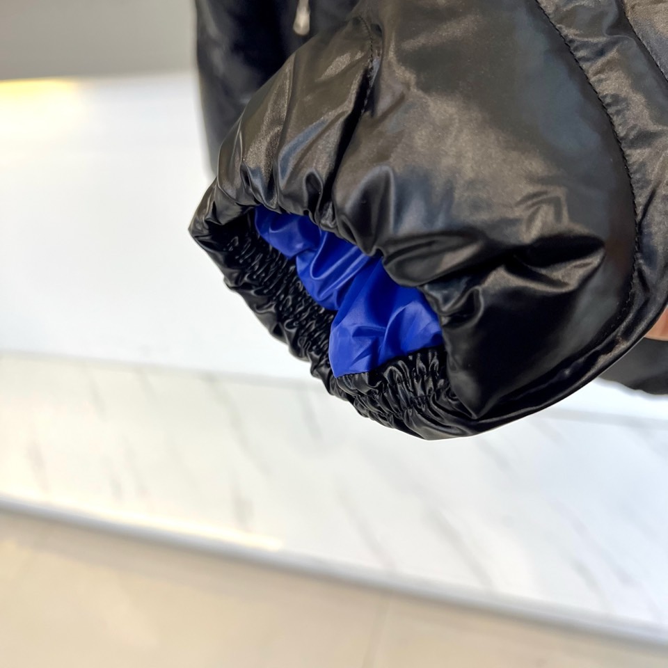 Mon蒙口（白鹅绒）、2025秋冬新品羽绒服，彰显大胆的时尚态度。款式采用立体挺括的立领设计，搭配顺滑的