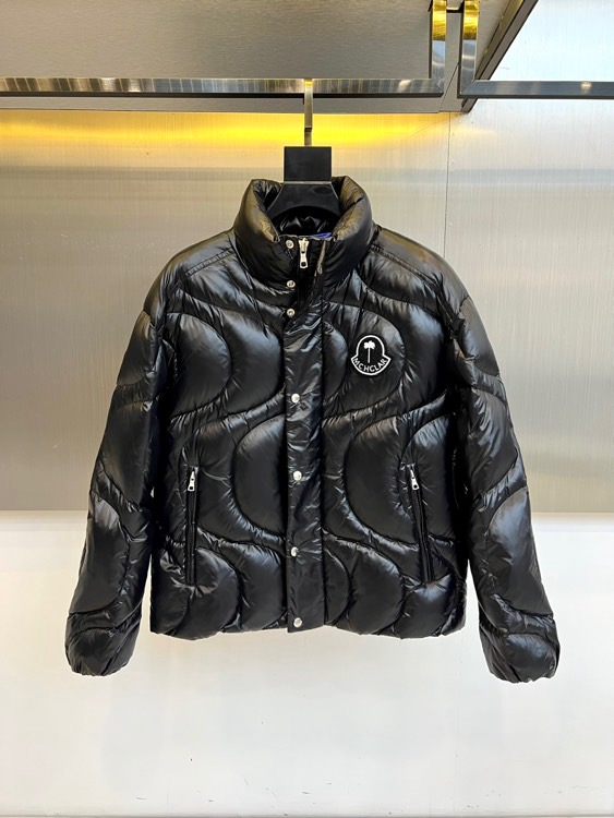 Mon蒙口（白鹅绒）、2025秋冬新品羽绒服，彰显大胆的时尚态度。款式采用立体挺括的立领设计，搭配顺滑的