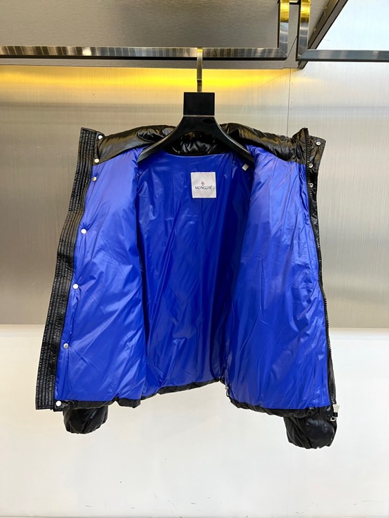Mon蒙口（白鹅绒）、2025秋冬新品羽绒服，彰显大胆的时尚态度。款式采用立体挺括的立领设计，搭配顺滑的