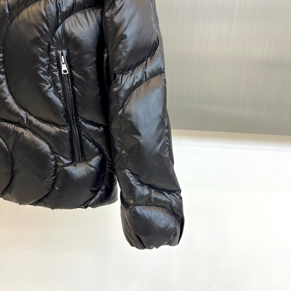 Mon蒙口（白鹅绒）、2025秋冬新品羽绒服，彰显大胆的时尚态度。款式采用立体挺括的立领设计，搭配顺滑的
