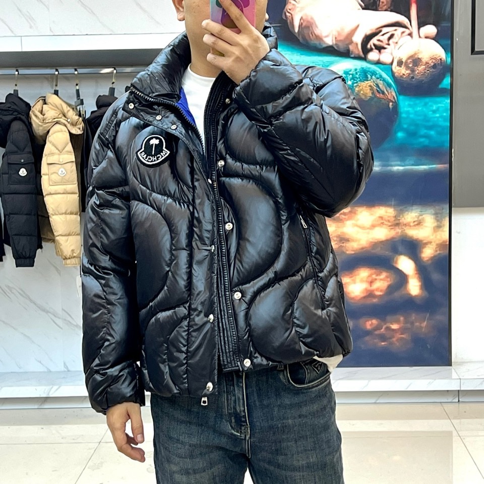 Mon蒙口（白鹅绒）、2025秋冬新品羽绒服，彰显大胆的时尚态度。款式采用立体挺括的立领设计，搭配顺滑的