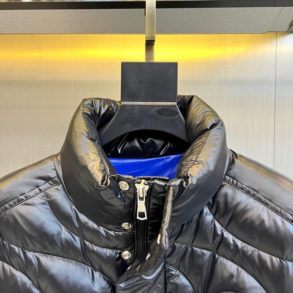 Mon蒙口（白鹅绒）、2025秋冬新品羽绒服，彰显大胆的时尚态度。款式采用立体挺括的立领设计，搭配顺滑的