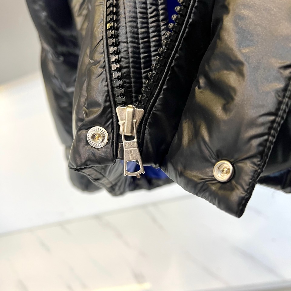 Mon蒙口（白鹅绒）、2025秋冬新品羽绒服，彰显大胆的时尚态度。款式采用立体挺括的立领设计，搭配顺滑的
