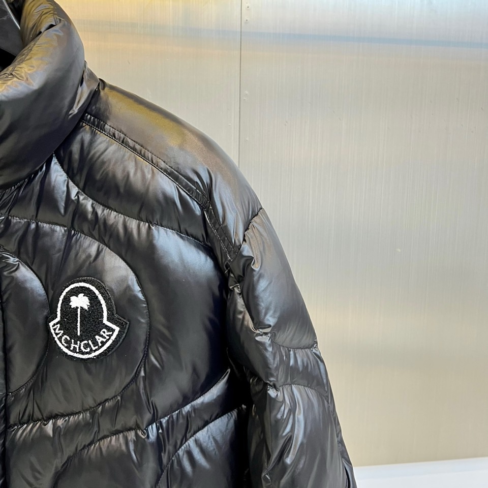 Mon蒙口（白鹅绒）、2025秋冬新品羽绒服，彰显大胆的时尚态度。款式采用立体挺括的立领设计，搭配顺滑的