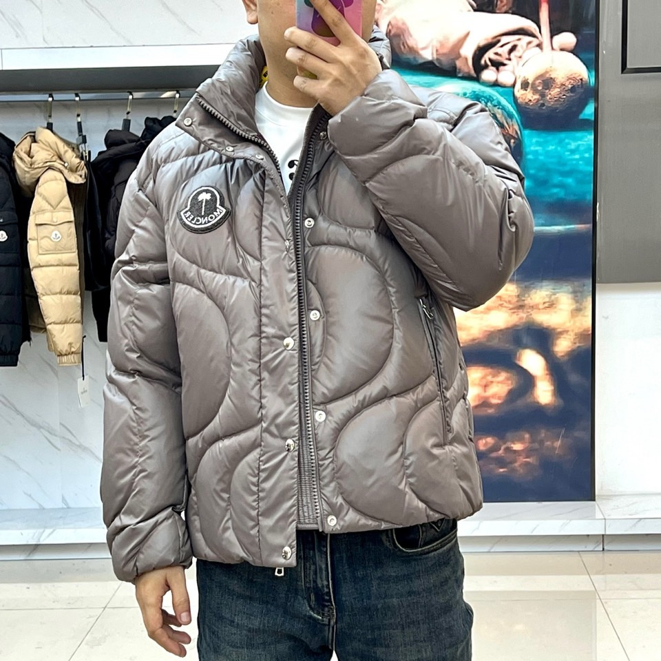 Mon蒙口（白鹅绒）、2025秋冬新品羽绒服，彰显大胆的时尚态度。款式采用立体挺括的立领设计，搭配顺滑的
