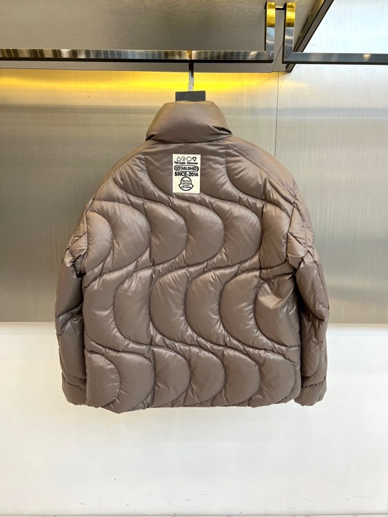 Mon蒙口（白鹅绒）、2025秋冬新品羽绒服，彰显大胆的时尚态度。款式采用立体挺括的立领设计，搭配顺滑的