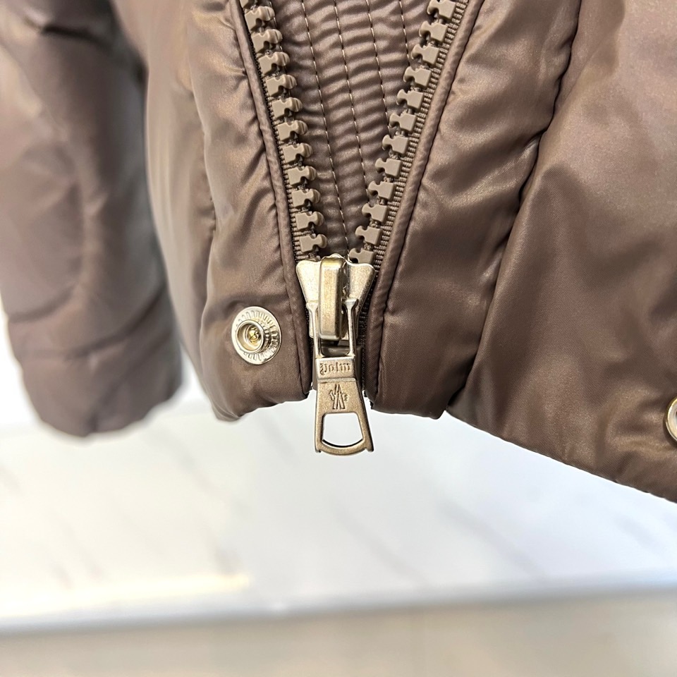 Mon蒙口（白鹅绒）、2025秋冬新品羽绒服，彰显大胆的时尚态度。款式采用立体挺括的立领设计，搭配顺滑的