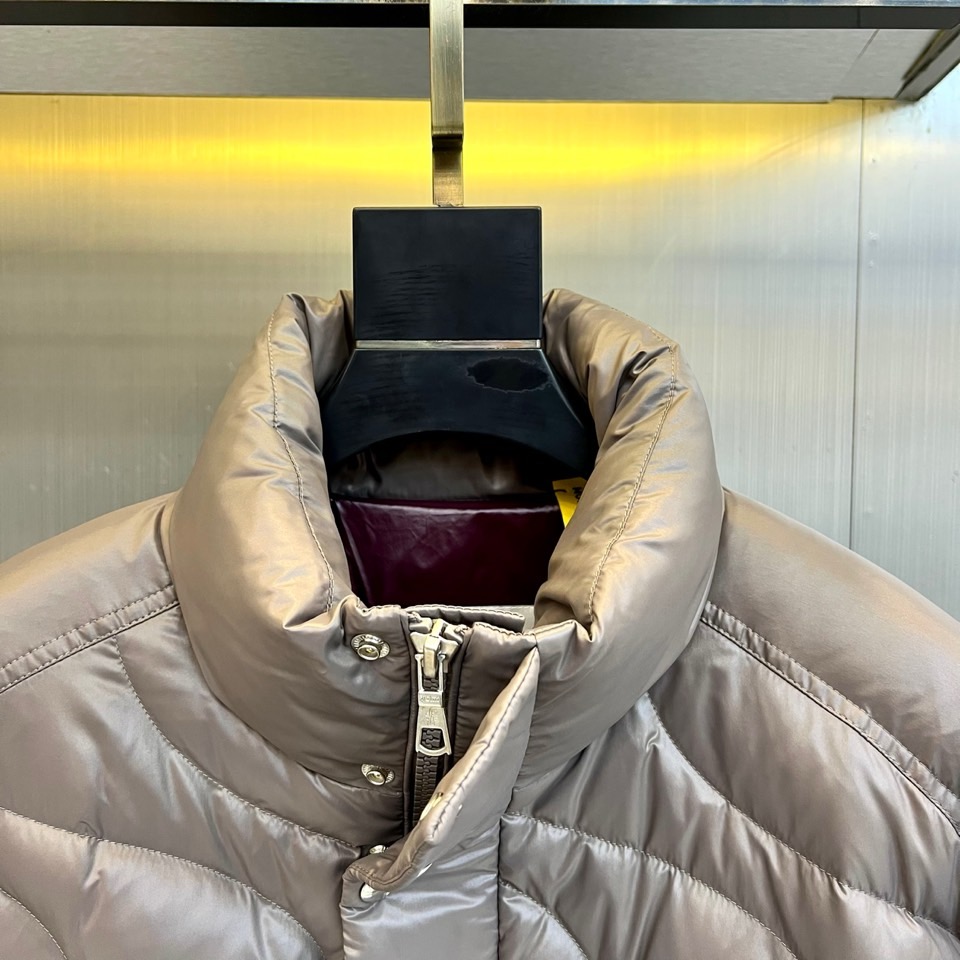 Mon蒙口（白鹅绒）、2025秋冬新品羽绒服，彰显大胆的时尚态度。款式采用立体挺括的立领设计，搭配顺滑的