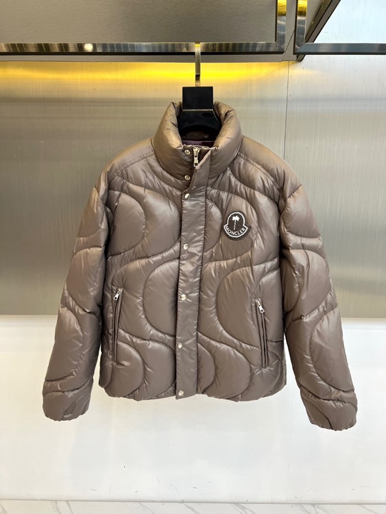 Mon蒙口（白鹅绒）、2025秋冬新品羽绒服，彰显大胆的时尚态度。款式采用立体挺括的立领设计，搭配顺滑的
