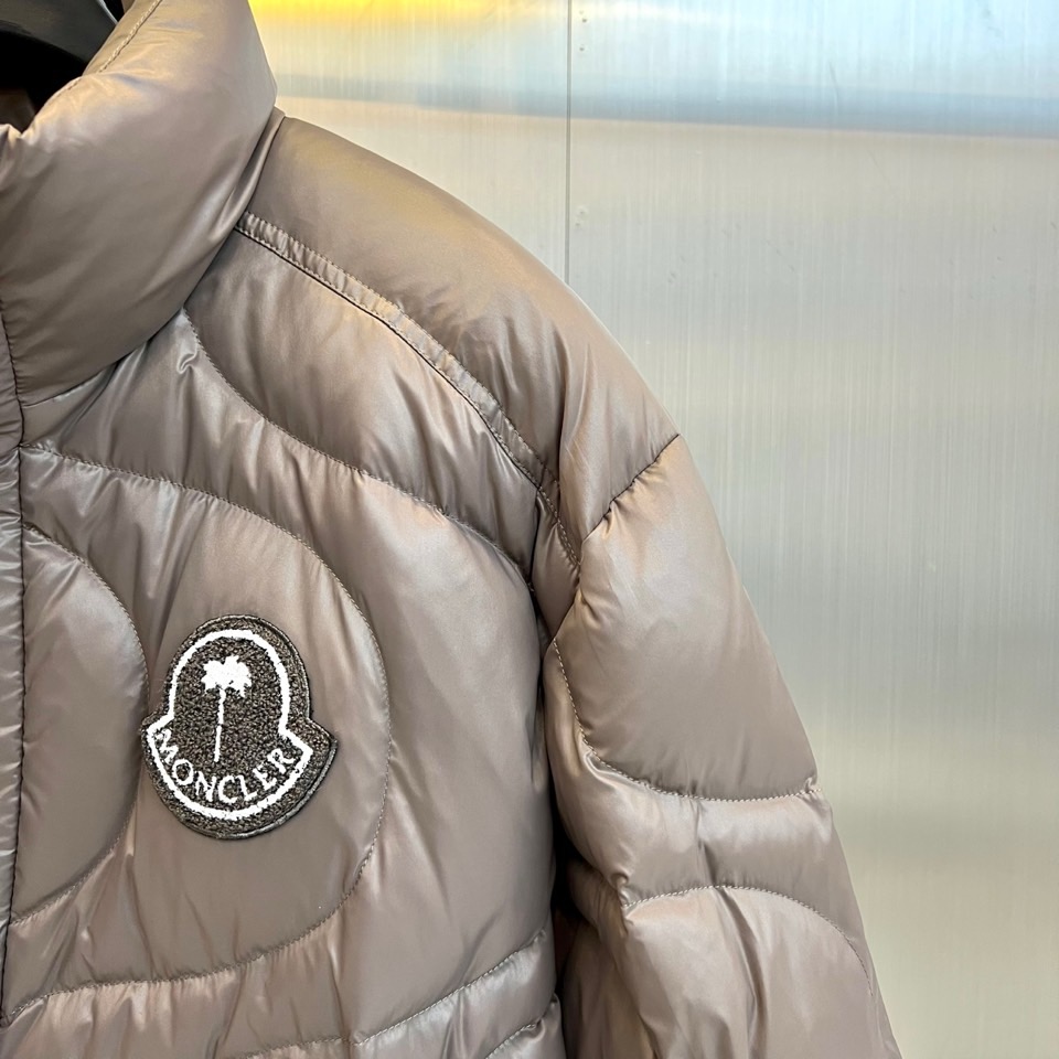 Mon蒙口（白鹅绒）、2025秋冬新品羽绒服，彰显大胆的时尚态度。款式采用立体挺括的立领设计，搭配顺滑的