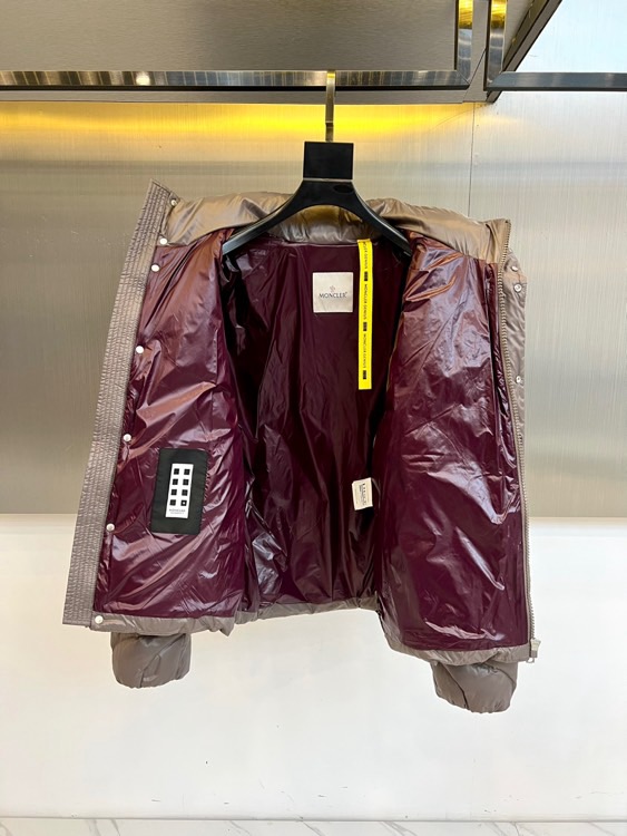 Mon蒙口（白鹅绒）、2025秋冬新品羽绒服，彰显大胆的时尚态度。款式采用立体挺括的立领设计，搭配顺滑的