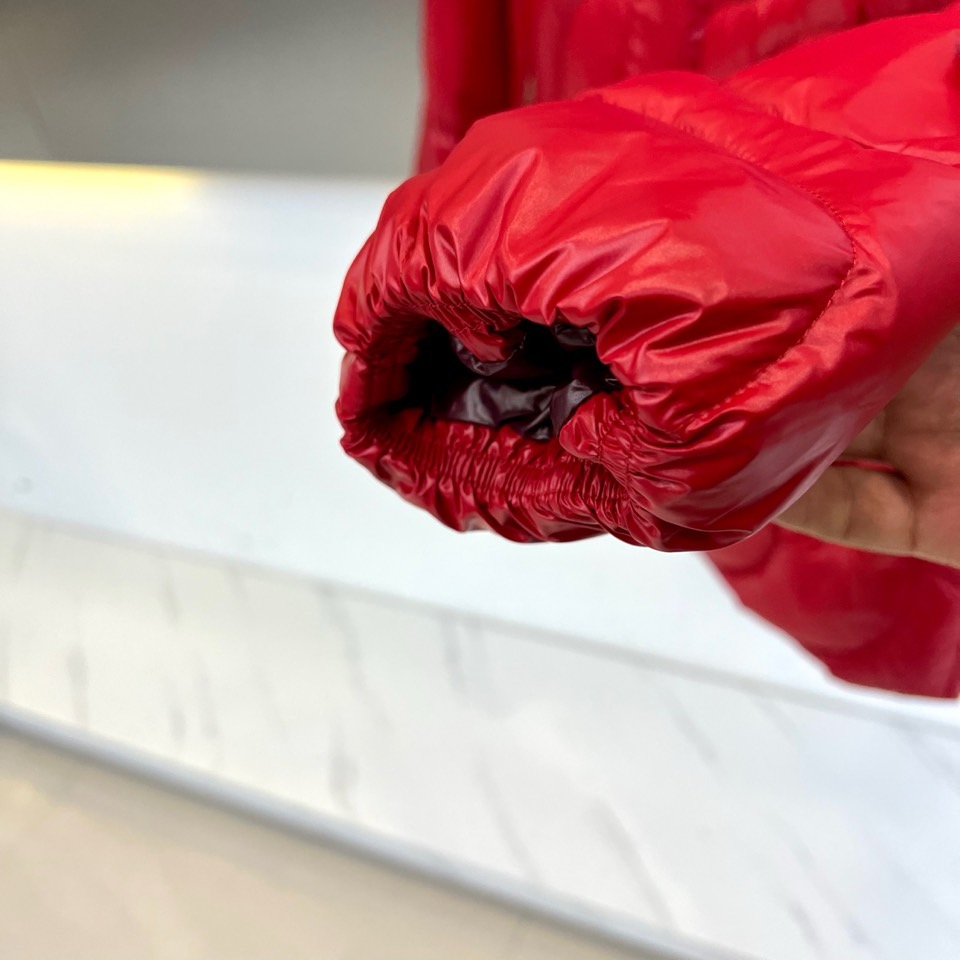 Mon蒙口（白鹅绒）、2025秋冬新品羽绒服，彰显大胆的时尚态度。款式采用立体挺括的立领设计，搭配顺滑的