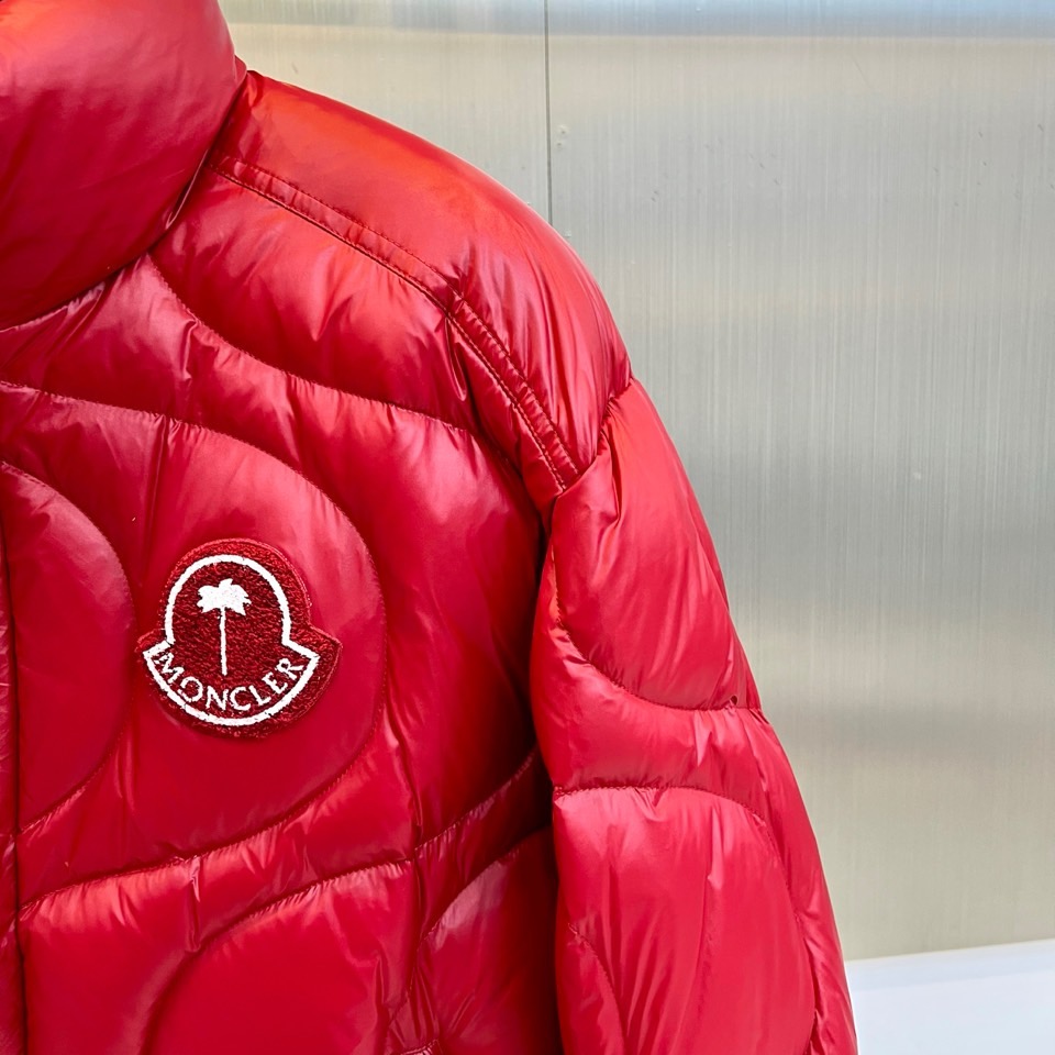 Mon蒙口（白鹅绒）、2025秋冬新品羽绒服，彰显大胆的时尚态度。款式采用立体挺括的立领设计，搭配顺滑的