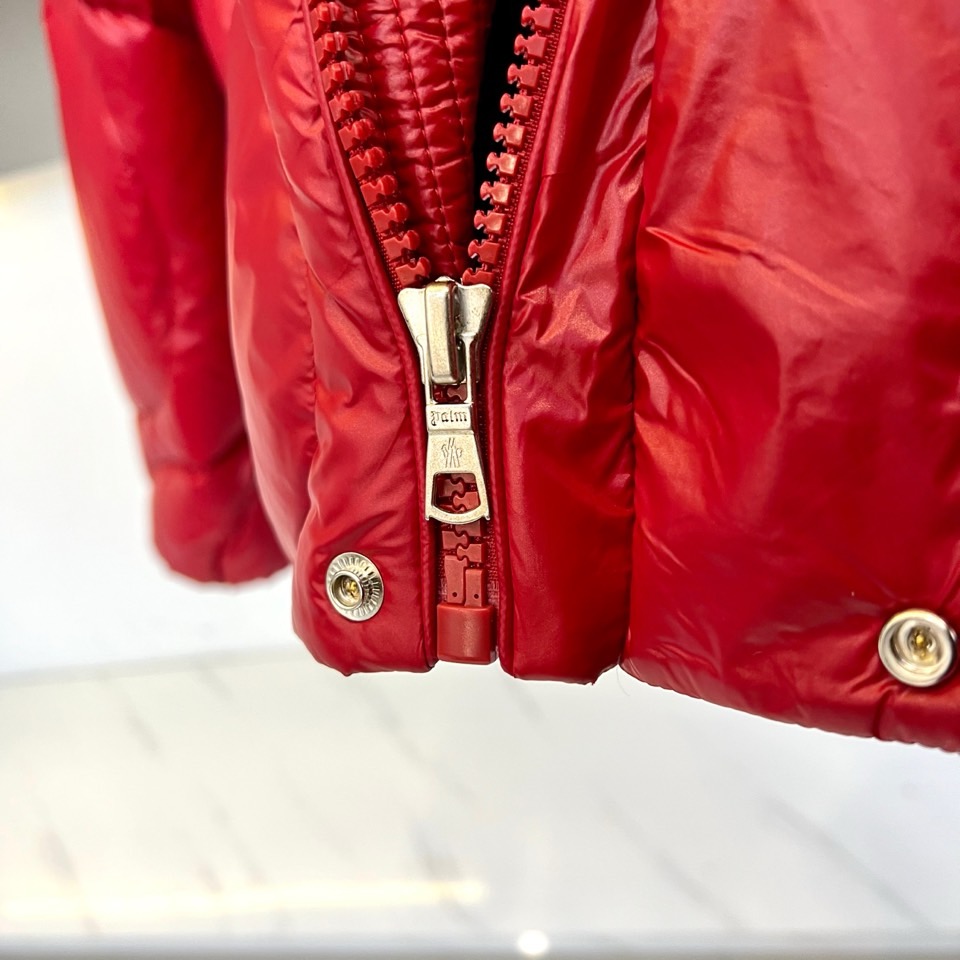 Mon蒙口（白鹅绒）、2025秋冬新品羽绒服，彰显大胆的时尚态度。款式采用立体挺括的立领设计，搭配顺滑的