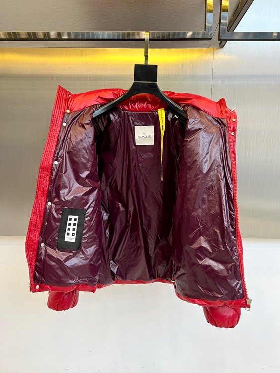 Mon蒙口（白鹅绒）、2025秋冬新品羽绒服，彰显大胆的时尚态度。款式采用立体挺括的立领设计，搭配顺滑的