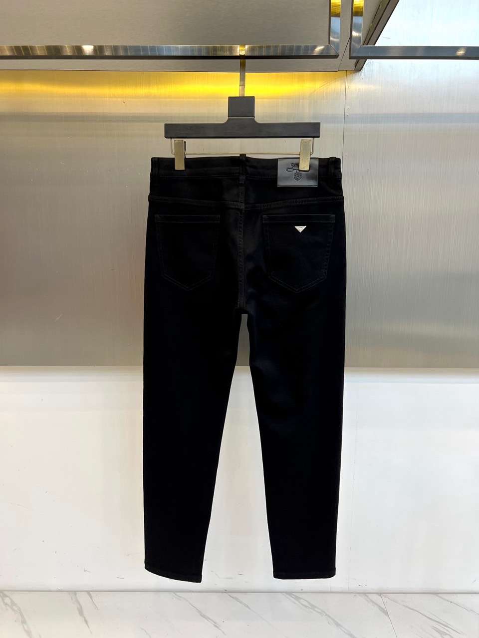 Prad普拉、2025秋冬新品男士黑牛牛仔裤。2025秋冬新款男士牛仔裤采用顶级黑色超柔面料，小直筒剪裁