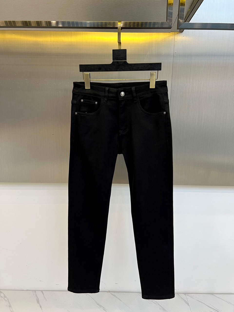 Vers范思哲、2025秋冬新品男士牛仔裤 面料弹性好。独家发售，时尚优雅 重工艺设计。采用原色酵母水洗